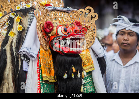 Kesiman, Denpasar, Bali, Indonésie. Apr 23, 2017. Le Barong personnage mythologique de l'hindouisme balinais au rituel Pengerebongan Sakral durant la cérémonie. Une cérémonie balinaise visuelle éblouissante qui implique des prières et des offrandes au temple, un défilé de créatures mythologiques et culmine dans une frénésie de poignard avec des hommes et femmes dans une transe au Temple Pura Petilan, Denpasar, Indonésie. Crédit : Antony Ratcliffe/Alamy Live News. Banque D'Images