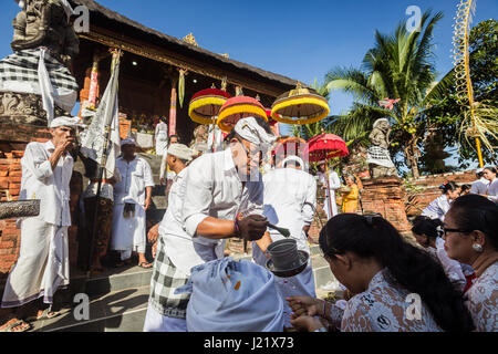 Kesiman, Denpasar, Bali, Indonésie. Apr 23, 2017. Hommes, femmes et enfants donner des offrandes et recevoir des bénédictions pendant la cérémonie d'Pengerobongan balinais qui a lieu tous les 210 jours sur le calendrier Saka hindous balinais Pura Petilan au Temple, Bali, Indonésie. Crédit : Antony Ratcliffe/Alamy Live News. Banque D'Images