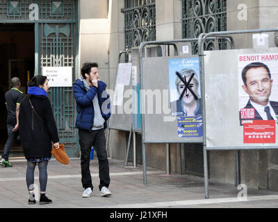 Montreuil, Paris. Apr 23, 2017. Affiches de campagne électorale griffonné avec les candidats à l'élection présidentielle Marine Le Pen et Benoit Hamon à Montreuil, Paris, France, le 23 avril 2017. Photo : CTK Vlachos Remy/Photo/Alamy Live News Banque D'Images