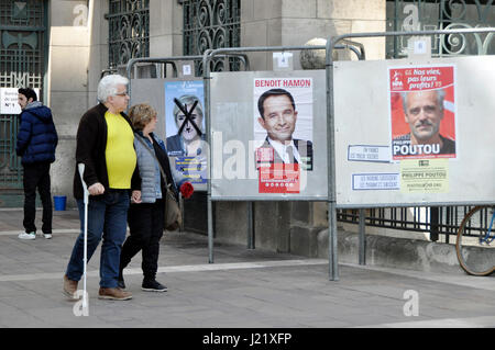 Montreuil, Paris. Apr 23, 2017. Les affiches de la campagne électorale avec les candidats à l'élection présidentielle Marine Le Pen, Benoît Hamon et Philippe Poutou à Montreuil, Paris, France, le 23 avril 2017. Photo : CTK Vlachos Remy/Photo/Alamy Live News Banque D'Images