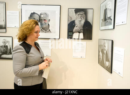 Plusieurs centaines de personnes se rassemblent le Dimanche, Avril 23, 2017 à Washington, DC, l'Adas Israel pour commémorer Yom Hashoah, Journée du souvenir de l'Holocauste, avec la synagogue des Jardin annuel des justes, cérémonie en l'honneur des non-Juifs qui ont risqué leur vie pour sauver des Juifs pendant l'Holocauste. Cette année, le lauréat a été la famille Veseli d'Albanie, qui ont abrité deux familles juives à Kruja Albanie, au cours de la Seconde Guerre mondiale. Quelques instants avant la cérémonie, l'Ambassadeur d'Albanie le United States Floreta Faber tours une exposition de photos dans la synagogue hall, relatant les histoires de musulmans albanais qui r Banque D'Images