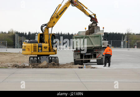 Laage, Allemagne. Apr 24, 2017. La piste de l'aéroport Rostock-Laage est maintenant en cours de rénovation, donc le transport aérien civil et militaire est mis à l'arrêt à Laage, Allemagne, 24 avril 2017. Quatre différents segments de la piste sont en cours de renouvellement. Les autres installations et équipements sont en cours de rénovation. Photo : Bernd Wüstneck/dpa-Zentralbild/ZB/dpa/Alamy Live News Banque D'Images