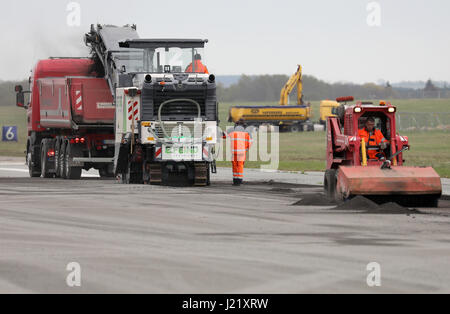 Laage, Allemagne. Apr 24, 2017. La piste de l'aéroport Rostock-Laage est maintenant en cours de rénovation, donc le transport aérien civil et militaire est mis à l'arrêt à Laage, Allemagne, 24 avril 2017. Quatre différents segments de la piste sont en cours de renouvellement. Les autres installations et équipements sont en cours de rénovation. Photo : Bernd Wüstneck/dpa-Zentralbild/dpa/Alamy Live News Banque D'Images