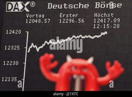 La courbe de Dax sur le panneau d'affichage de la bourse est maintenant sur un niveau record de 12417 points dans 09, Frankfurt am Main, Allemagne, 24 avril 2017. L'indice allemand a atteint un niveau record après l'élection présidentielle française. Le baromètre du marché boursier s'est élevé à près de 12 400 points, marquant un nouveau record le mieux. Photo : Arne Dedert/dpa Banque D'Images