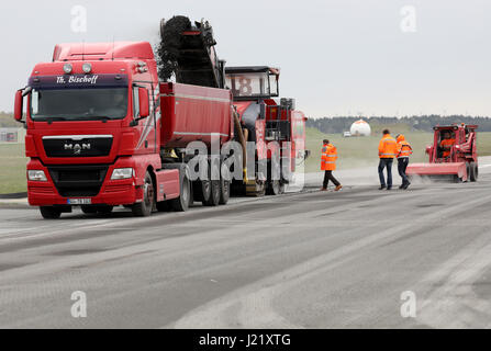 Laage, Allemagne. Apr 24, 2017. La piste de l'aéroport Rostock-Laage est maintenant en cours de rénovation, donc le transport aérien civil et militaire est mis à l'arrêt à Laage, Allemagne, 24 avril 2017. Quatre différents segments de la piste sont en cours de renouvellement. Les autres installations et équipements sont en cours de rénovation. Photo : Bernd Wüstneck/dpa-Zentralbild/dpa/Alamy Live News Banque D'Images