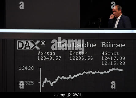 La courbe de Dax sur le panneau d'affichage de la bourse est maintenant sur un niveau record de 12417 points dans 09, Frankfurt am Main, Allemagne, 24 avril 2017. L'indice allemand a atteint un niveau record après l'élection présidentielle française. Le baromètre du marché boursier s'est élevé à près de 12 400 points, marquant un nouveau record le mieux. Photo : Arne Dedert/dpa Banque D'Images