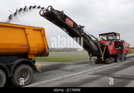 Laage, Allemagne. Apr 24, 2017. La piste de l'aéroport Rostock-Laage est maintenant en cours de rénovation, donc le transport aérien civil et militaire est mis à l'arrêt à Laage, Allemagne, 24 avril 2017. Quatre différents segments de la piste sont en cours de renouvellement. Les autres installations et équipements sont en cours de rénovation. Photo : Bernd Wüstneck/dpa-Zentralbild/dpa/Alamy Live News Banque D'Images