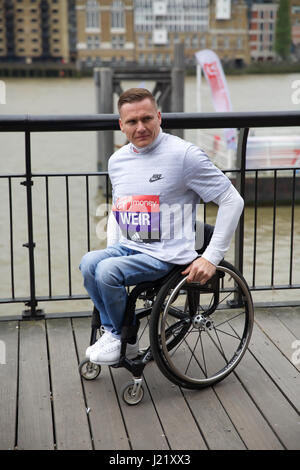 Londres, Royaume-Uni. Apr 24, 2017. La Grande-Bretagne David Weir a remporté un septième record du marathon de Londres le fauteuil roulant d'hommes titre - et par la suite, il a appelé sa "meilleure victoire.Les 37 ans, terminé en une heure 31 minutes 6 secondes. Aujourd'hui, il a participé à un photocall par Tower Bridge Crédit : Keith Larby/Alamy Live News Banque D'Images