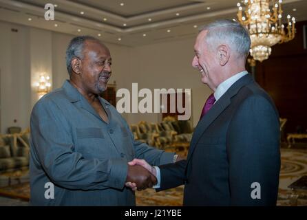 Le secrétaire américain à la Défense, James Mattis Président djiboutien Ismail Omar Guelleh, au palais présidentiel, le 23 avril 2017 à Djibouti. Credit : Planetpix/Alamy Live News Banque D'Images