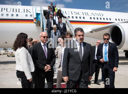 Tel Aviv, Israël. Apr 24, 2017. Le Ministre des affaires étrangères, M. Sigmar Gabriel arrive à l'aéroport de Tel Aviv, Israël, 24 avril 2017. Gabriel se rendra en Jordanie, Israël et la Palestine jusqu'au 25 avril 2017. Photo : Bernd von Jutrczenka/dpa/Alamy Live News Banque D'Images