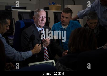 Le secrétaire américain à la Défense, James Mattis parle aux médias à bord d'un E-4B Centre national des opérations aériennes 14 février 2017 L'avion sur l'océan Atlantique. (Photo de Brigitte N. Brantley /DoD par Planetpix) Banque D'Images