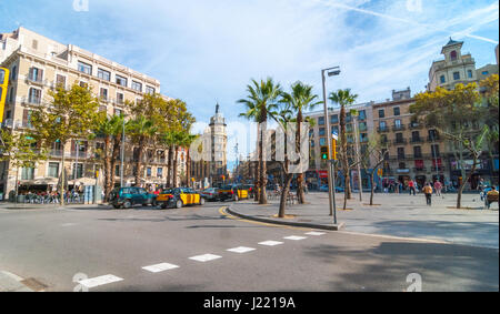 Barcelone, Espagne, Nov 3rd, 2013 : Le tourisme en Europe. Compte tenu de l'échelle de la rue agréable journée à Barcelone après-midi ensoleillé, les gens à l'extérieur sur journée chaude. Banque D'Images