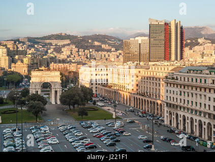 Vue panoramique de bâtiments modernes dans 'Piazza della Vittoria" à Gênes Banque D'Images