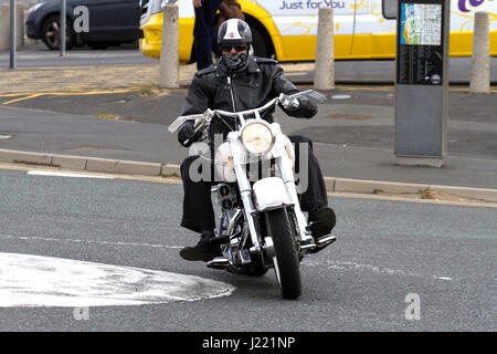 Un motocycliste chevauche son Harley Davdison le long de la promenade de Southport Banque D'Images