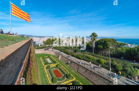 Barcelone, Espagne, Nov 3rd, 2013 : Les gens visiter le vieux fort Château de Montjuïc à Barcelone. Forteresse militaire du 16ème siècle au sommet d'une colline près de la mer des Baléares. Banque D'Images