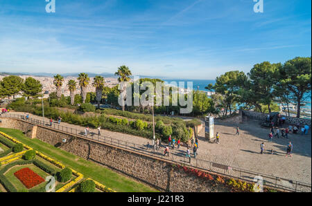 Barcelone, Espagne, Nov 3rd, 2013 : Les gens visiter le vieux fort Château de Montjuïc à Barcelone. Forteresse militaire du 16ème siècle au sommet d'une colline près de la mer des Baléares. Banque D'Images