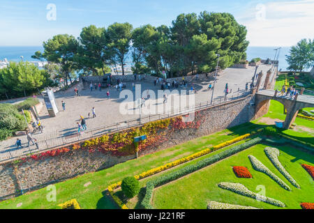 Barcelone, Espagne, Nov 3rd, 2013 : Les gens visiter le vieux fort Château de Montjuïc à Barcelone. Forteresse militaire du 16ème siècle au sommet d'une colline près de la mer des Baléares. Banque D'Images