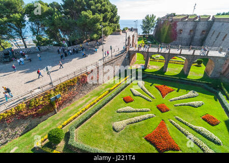 Barcelone, Espagne, Nov 3rd, 2013 : Les gens visiter le vieux fort Château de Montjuïc à Barcelone. Forteresse militaire du 16ème siècle au sommet d'une colline près de la mer des Baléares. Banque D'Images