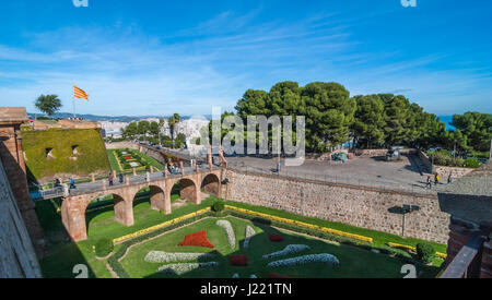 Barcelone, Espagne, Nov 3rd, 2013 : Les gens visiter le vieux fort Château de Montjuïc à Barcelone. Forteresse militaire du 16ème siècle au sommet d'une colline près de la mer des Baléares. Banque D'Images