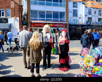 Week-end printemps 2017 Whitby Goth tas de gens dans Pier Road Whitby, North Yorkshire Angleterre Royaume-uni, certains en costumes gothiques Banque D'Images