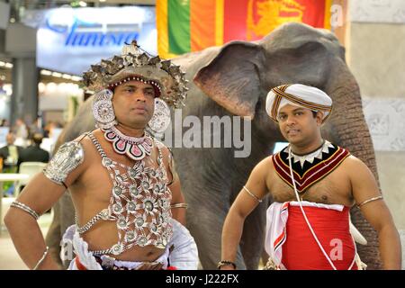 Danseurs de Kandy au Sri Lanka en costume traditionnel Banque D'Images