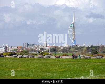 La vue depuis le château de Southsea à Portsmouth vers et la Spinnaker Tower. Banque D'Images