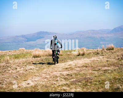 Une des promenades en vélo de montagne le long du dessus de la dent est tombée dans le Lake District, Cumbria, Angleterre Banque D'Images