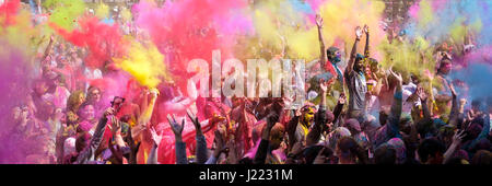 Foule de fêtards, Holi Festival du printemps, Rangwali Dhulandi Dhuleti Holi,,, Phagwah, Festival des couleurs, fête hindoue, London, Ontario, Canada. Banque D'Images