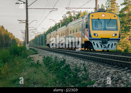 Train électrique passager déménagement par la forêt à Riga Banque D'Images