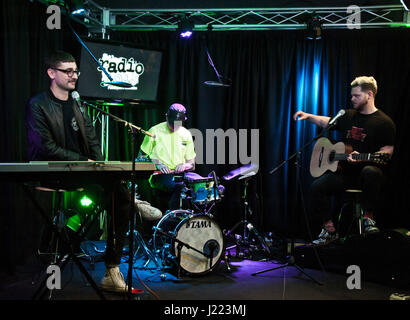 Bala Cynwyd, PA, USA. 20 avril, 2017. Groupe de rock alternatif anglais alt-J visiter le Théâtre Performance Radio 145,5 millions aujourd'hui. Banque D'Images