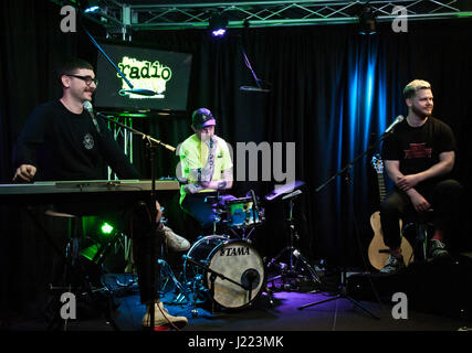 Bala Cynwyd, PA, USA. 20 avril, 2017. Groupe de rock alternatif anglais alt-J visiter le Théâtre Performance Radio 145,5 millions aujourd'hui. Banque D'Images