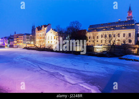 Vieille ville d'Opole à travers la rivière Oder. Opole Opolskie, Pologne. Banque D'Images