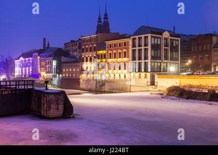 Vieille ville d'Opole à travers la rivière Oder. Opole Opolskie, Pologne. Banque D'Images