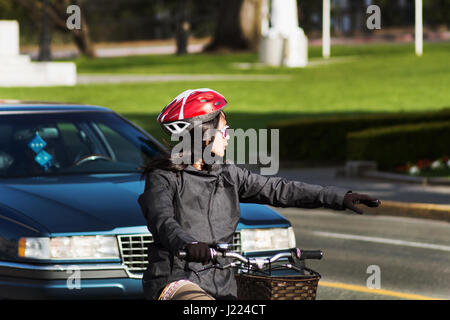 Femme sur location faire tourner à gauche. Victoria BC Canada Banque D'Images