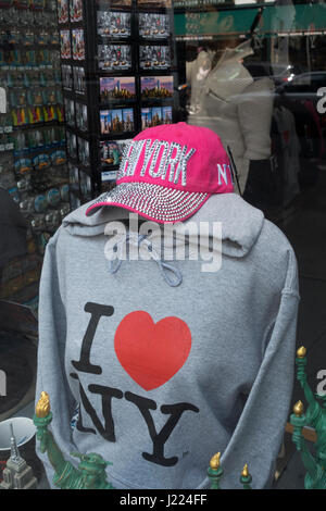 Un 'I Love NY hoody' et fantaisie, cuir New York baseball cap en vente dans une boutique de souvenirs dans la ville de New York Banque D'Images