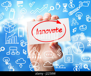 La technologie, internet, business et marketing. Jeune femme d'affaires écrit word : innover Banque D'Images