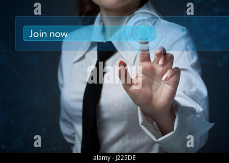 Le commerce, la technologie, internet et réseau concept. Femme d'affaires appuie sur un bouton sur l'écran virtuel : Inscrivez-vous maintenant Banque D'Images
