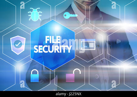 Le commerce, la technologie, internet et réseau concept. Businessman appuie sur un bouton sur l'écran virtuel : la sécurité de fichier Banque D'Images