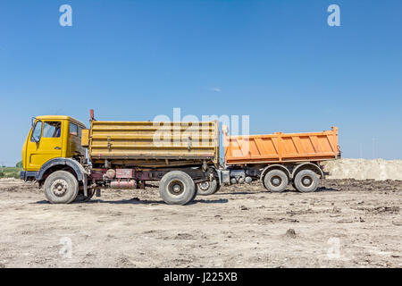 Gros camion benne hydraulique se déplace en marche arrière, se préparer à décharger des marchandises. Banque D'Images