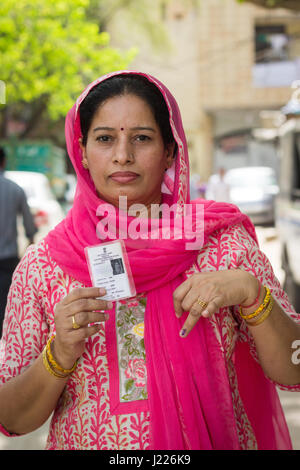 New Delhi - le 23 avril, 2017 élections 2017 : New Delhi une femme montre son index taché d'encre après avoir voté pour les élections 2017 MCD. Banque D'Images