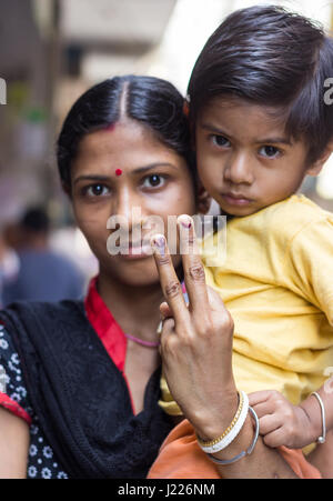 New Delhi - le 23 avril, 2017 élections 2017 : New Delhi une femme montre son index taché d'encre après avoir voté pour les élections 2017 MCD. Banque D'Images