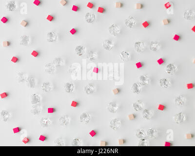 Motif de perles sur fond blanc. Banque D'Images