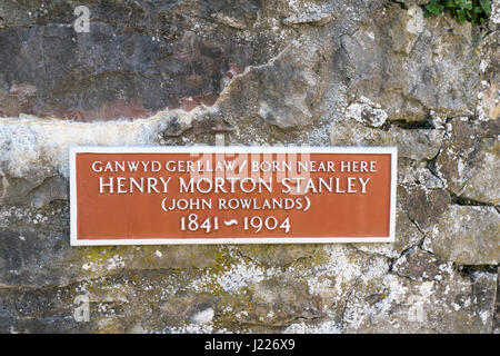 Denbigh Castle signe sur Henry Morton Stanley affirmant qu'il est né près d'ici. Banque D'Images