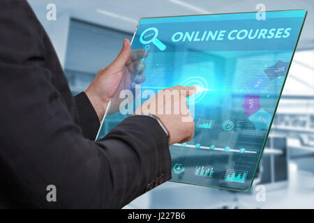 Le commerce, la technologie, Internet et réseau concept. L'homme d'affaires travaillant sur la tablette de l'avenir, sélectionner sur l'écran virtuel : cours en ligne Banque D'Images