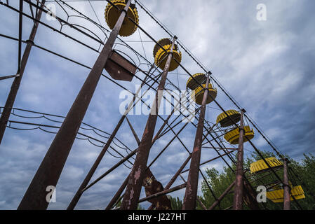 Gondoles jaune de la grande roue du parc d'attractions dans la ville fantôme de Pripyat, la centrale nucléaire de Tchernobyl en Ukraine, la zone d'Aliénation Banque D'Images