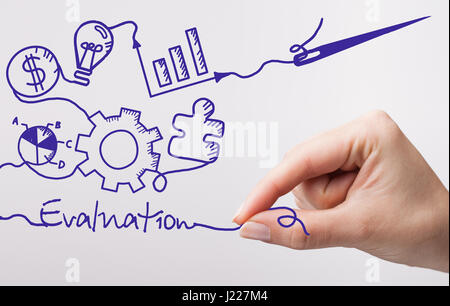 La technologie, internet, business et marketing. Jeune femme d'affaires écrit word : Évaluation Banque D'Images