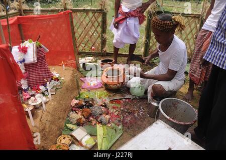 Festival pour honorer la divinité Garia - 21/04/2017 - Inde / Tripura / Agartala TRIPURA, INDE - 21 avril:prêtre offrant puja en face -Dieu- Garia, l'un des plus grands festivals religieux annuel principalement des tribals dans Tripura le 21 avril 2017. Un festival de trois jours pour honorer la divinité Garia est organisé chaque année le premier jour du mois civil d'hindous de Vaisakh '' (mi-avril). - Saha / Le Pictorium Abishai Banque D'Images