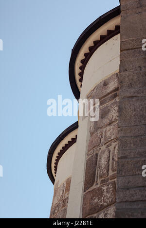 Détails d'une vieille tour en pierre des murs, partie d'une ancienne église orthodoxe. Banque D'Images