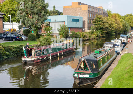 15-04 passant d'autres bateaux amarrés sur un canal de la ville. Nottingham Beeston et Canal, Nottingham, England, UK Banque D'Images