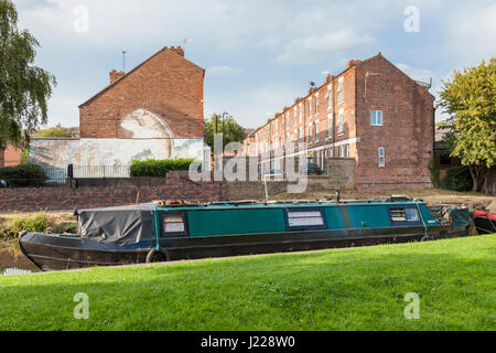 15-04 amarré face à des maisons mitoyennes sur la Nottingham Beeston et canal dans la ville de Nottingham, Angleterre, RU Banque D'Images